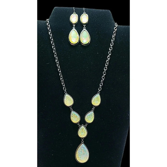 Beautiful Aurora Boreales Necklace with Earrings - Picture 4 of 10